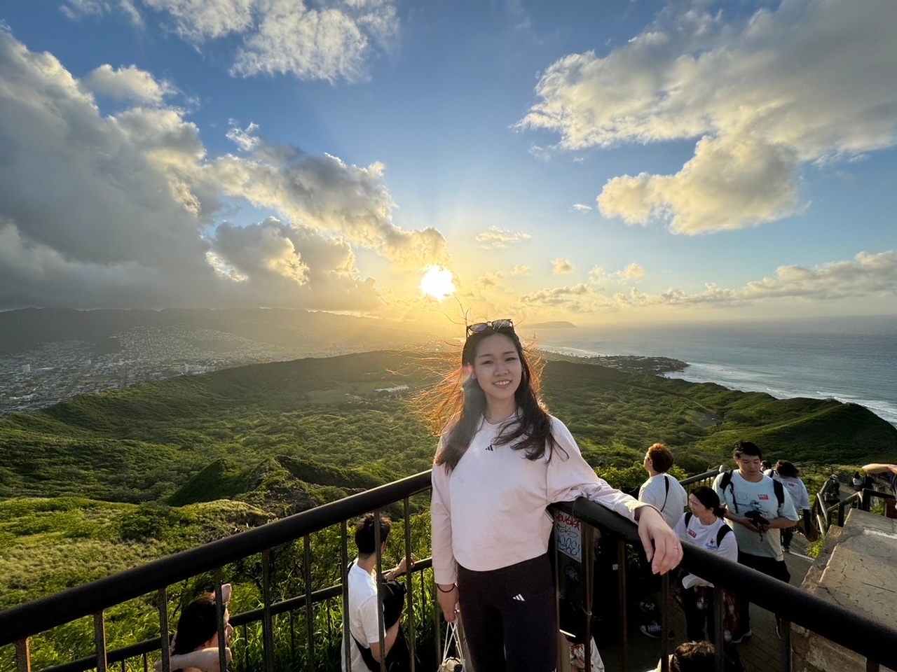 ダイヤモンドヘッドハイキング [7時登山開始] (無料送迎/入場料込