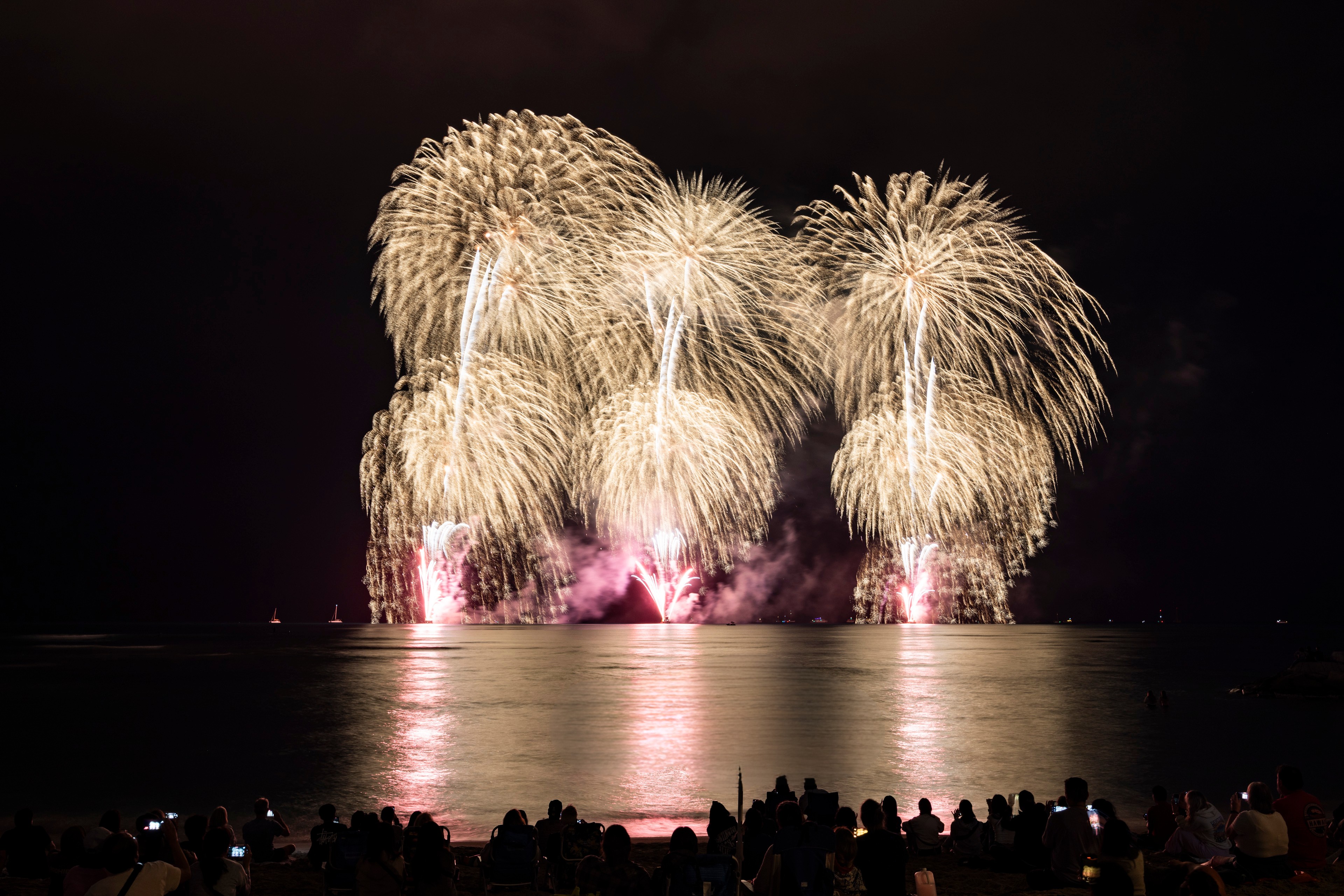 Nagaoka Fireworks Reserved Viewing Experience Ocean Lawn at The Royal Hawaiian Hotel (Two Drinks Included) – March 15, 2026