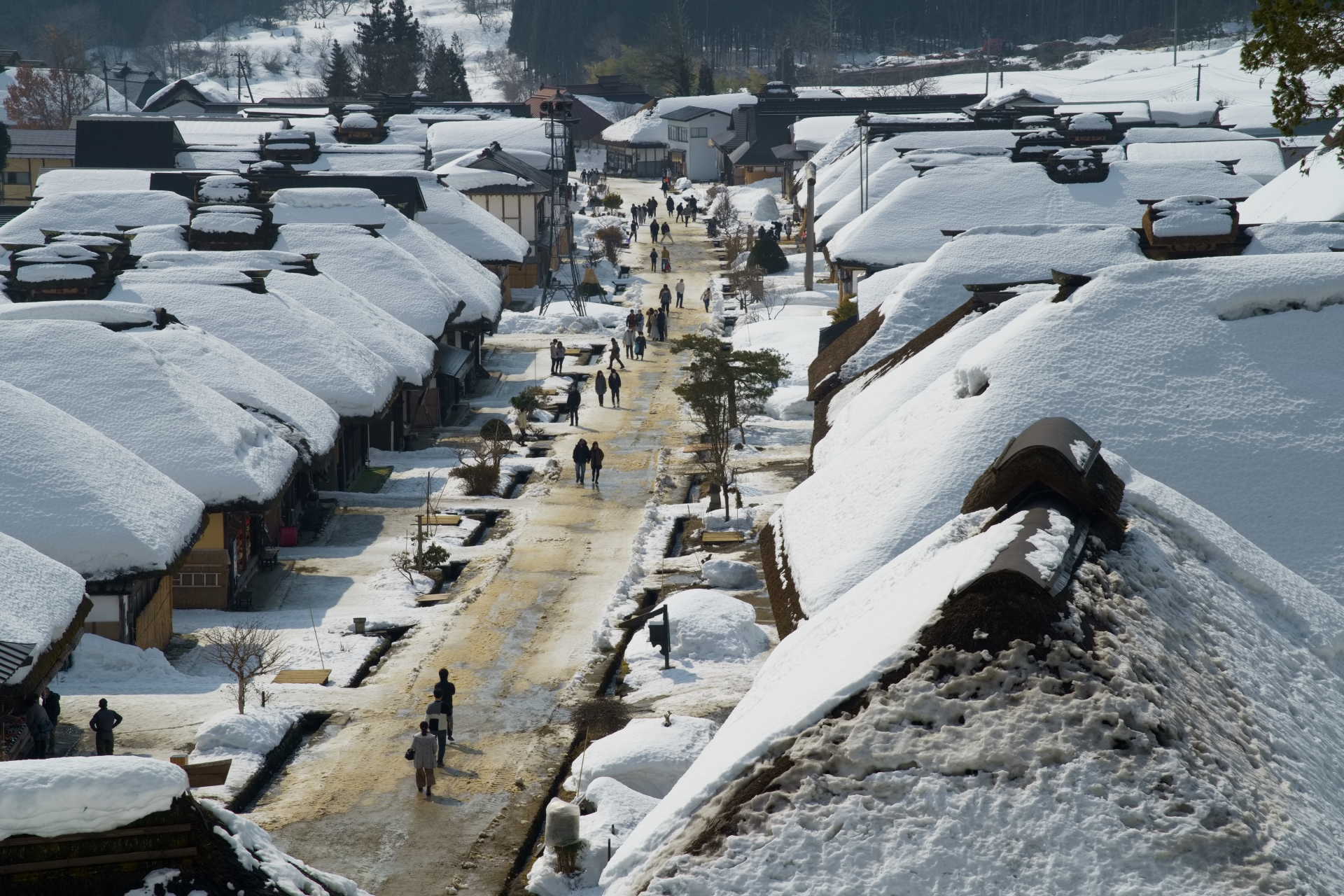 横浜発 冬の大内宿散策と会津若松の歴史名所巡り!名湯東山温泉でゆっくり滞在にアルコール飲み放題まで!!鶴ヶ城見学&会津名物『わっぱめし』昼食付